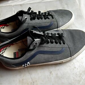 Vans Men’s Gray Suede Low-Top Sneakers with Navy Side Stripe